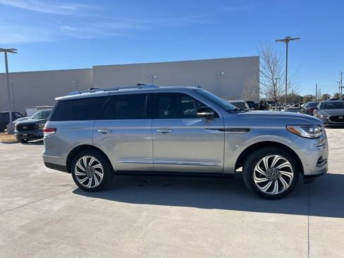 Used 2022 Lincoln Navigator Reserve image 2