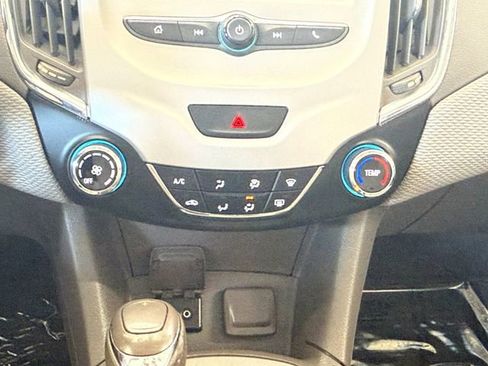 Used 2018 Chevrolet Cruze LS image 4