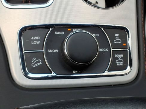 Used 2020 Jeep Grand Cherokee Summit AWD/4WD image 19