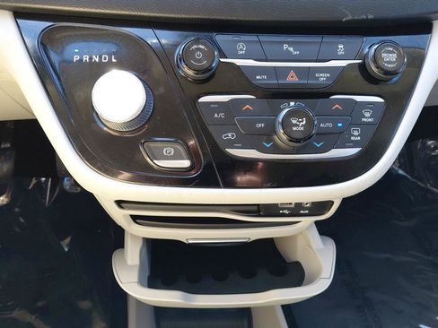 Used 2019 Chrysler Pacifica Touring-L FWD image 28