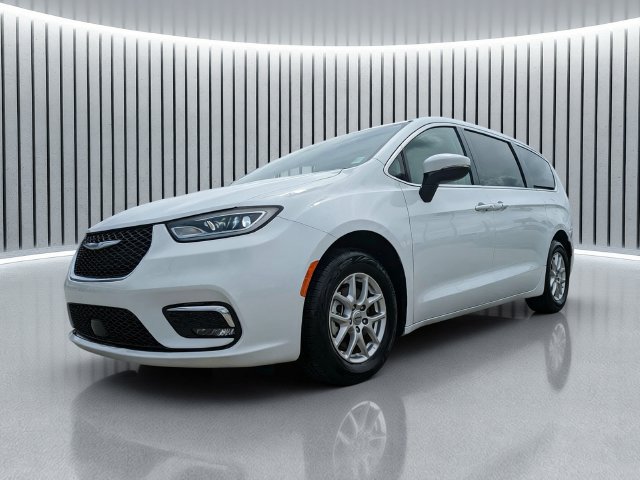 Used 2023 Chrysler Pacifica Touring-L FWD image 11
