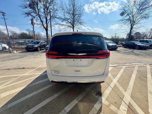 Used 2024 Chrysler Pacifica Touring-L image 5