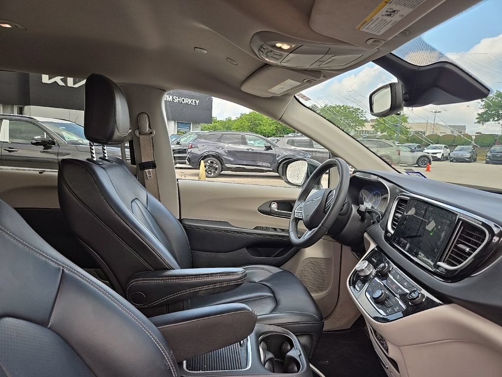 Used 2023 Chrysler Pacifica Touring-L FWD image 34