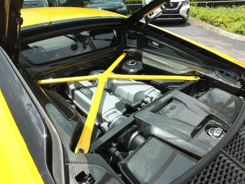 Used 2021 Audi R8 V10 w/ Premium Package RWD image 33