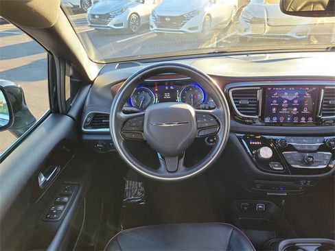 Used 2020 Chrysler Pacifica Limited image 16