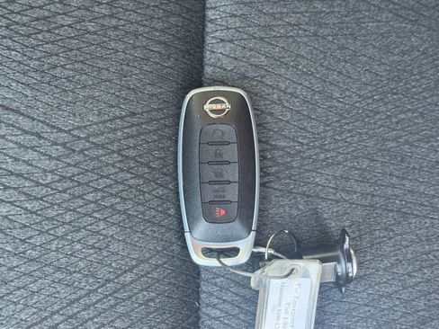 Used 2025 Nissan Rogue SV image 21