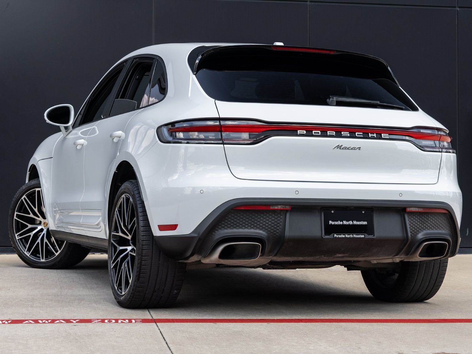 Certified 2023 Porsche Macan AWD/4WD image 3