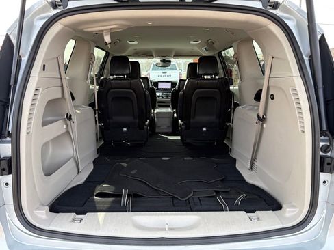 Certified 2023 Chrysler Pacifica Touring-L FWD image 8