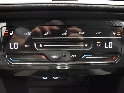 Used 2025 Volkswagen Taos SE AWD/4WD image 27