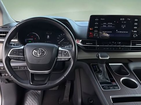 Used 2024 Toyota Sienna XLE image 9