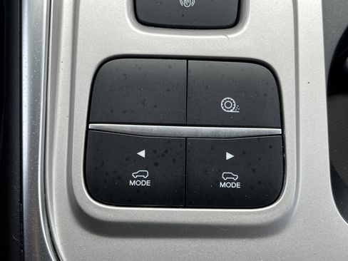 Used 2022 Ford Explorer XLT w/ Equipment Group 202A image 8