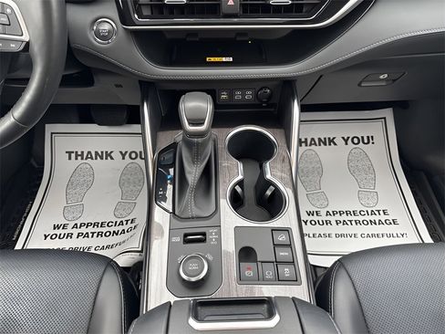 Used 2023 Toyota Highlander Limited image 16