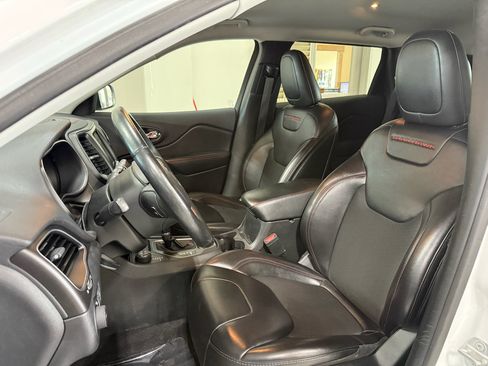 Used 2019 Jeep Cherokee Trailhawk w/ Cold Weather Group AWD/4WD image 10