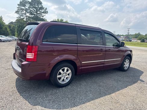 Used 2009 Chrysler Town & Country Touring FWD image 11
