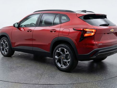 Used 2025 Chevrolet Trax LT image 6