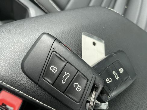 Used 2022 Volkswagen Jetta SE w/ Panoramic Sunroof Package FWD image 32