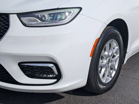 Used 2023 Chrysler Pacifica Touring-L FWD image 9