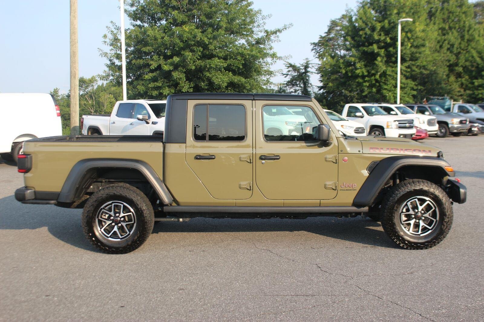 Used 2025 Jeep Gladiator Rubicon w/ Convenience Group AWD/4WD image 8