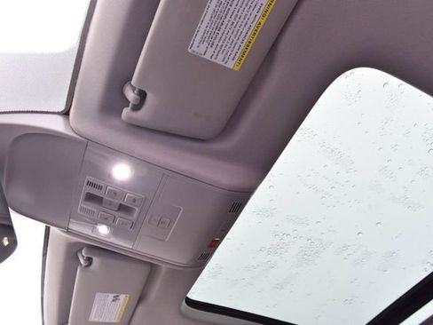 Certified 2025 Volkswagen Taos SE FWD image 20