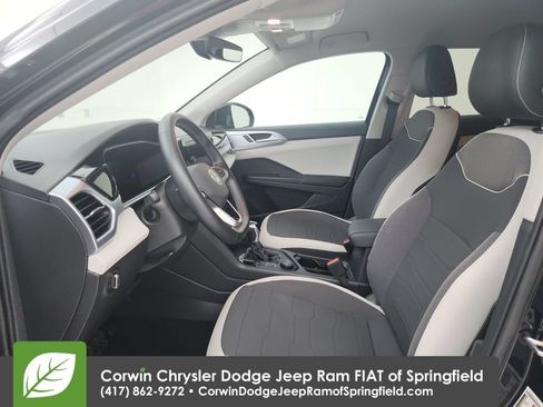Used 2025 Volkswagen Taos SE AWD/4WD image 18