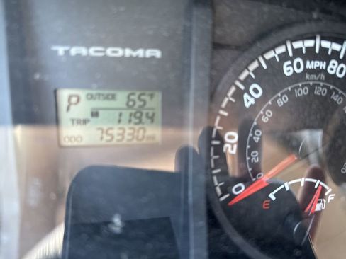 Used 2017 Toyota Tacoma SR AWD/4WD image 15