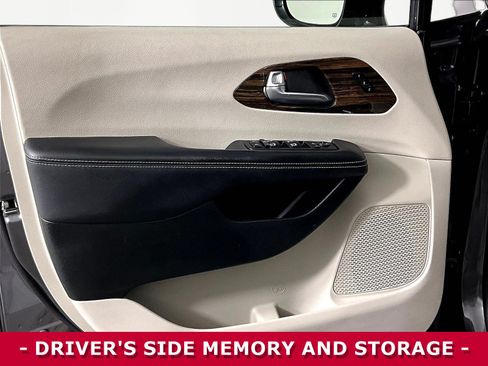 Used 2023 Chrysler Pacifica Limited FWD image 20