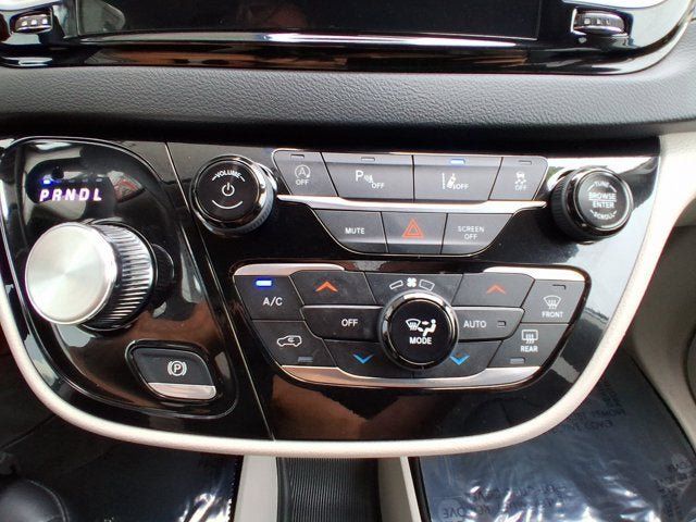 Used 2024 Chrysler Pacifica Touring-L FWD image 9