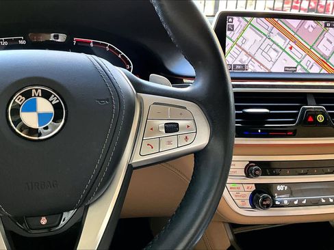 Used 2022 BMW 750i xDrive w/ Executive Package image 24