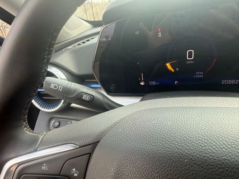 Used 2025 Chevrolet Trax LT w/ LT Convenience Package image 31