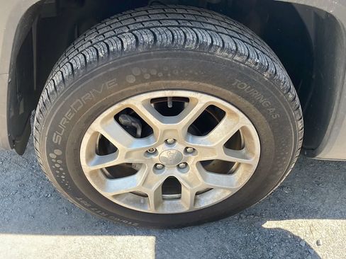 Used 2018 Jeep Renegade Latitude w/ Advanced Technology Group AWD/4WD image 21