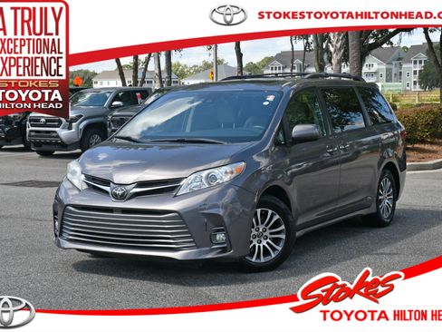 Used 2020 Toyota Sienna XLE image 1