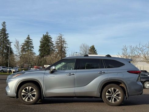 Used 2021 Toyota Highlander XLE image 2