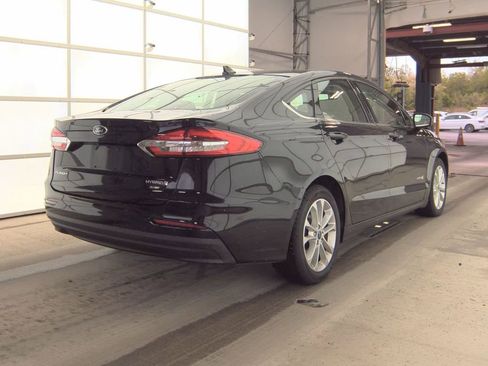 Used 2019 Ford Fusion SE FWD image 2