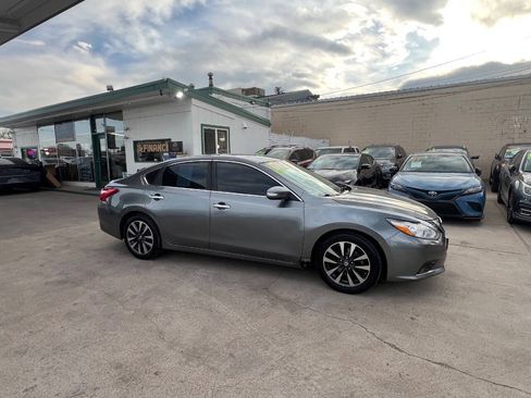 Used 2017 Nissan Altima 2.5 SL w/ Moonroof Package FWD image 18