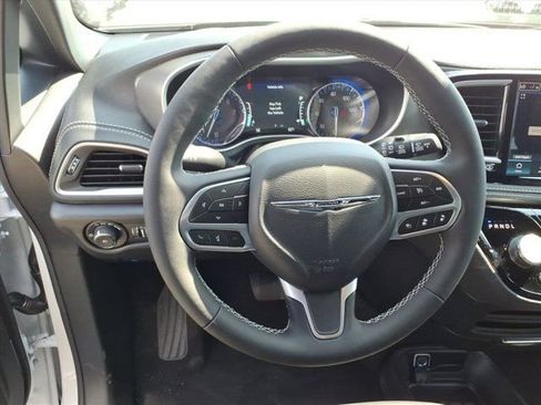 New 2026 Chrysler Pacifica Select image 5