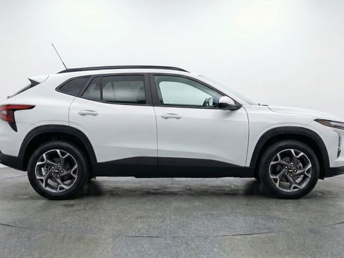 Used 2025 Chevrolet Trax LT image 11