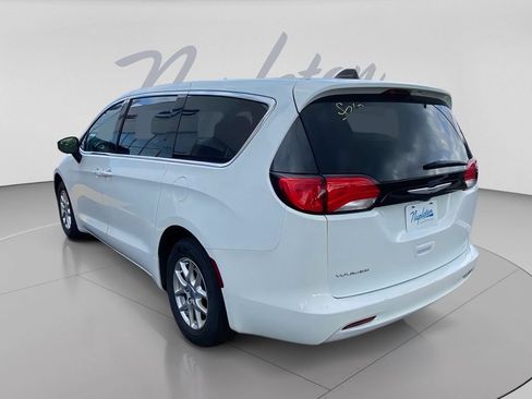 Used 2022 Chrysler Voyager LX FWD image 7
