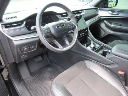 Used 2024 Jeep Grand Cherokee L Laredo AWD/4WD image 15