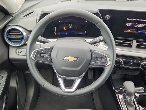 Used 2025 Chevrolet Trax LT w/ LT Convenience Package image 12