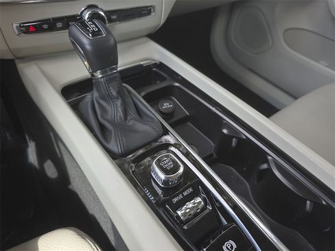Used 2020 Volvo XC60 T5 Momentum image 24
