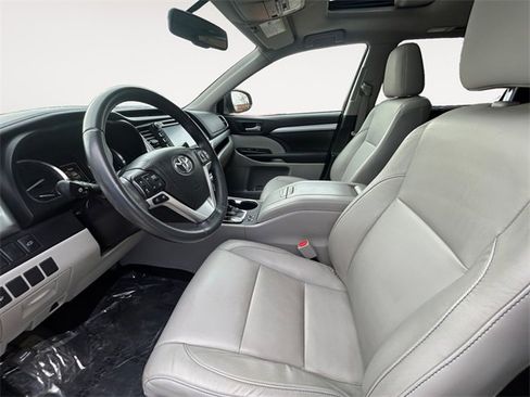 Used 2015 Toyota Highlander XLE image 9
