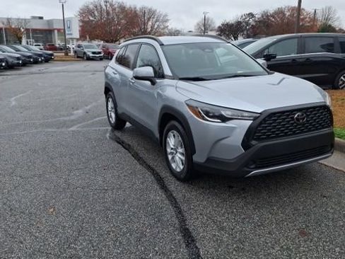 Used 2024 Toyota Corolla Cross LE image 3