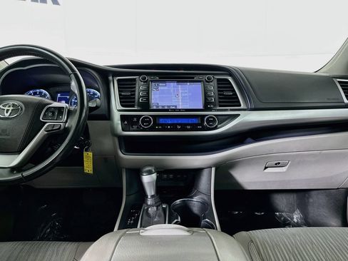 Used 2017 Toyota Highlander Plus FWD image 27