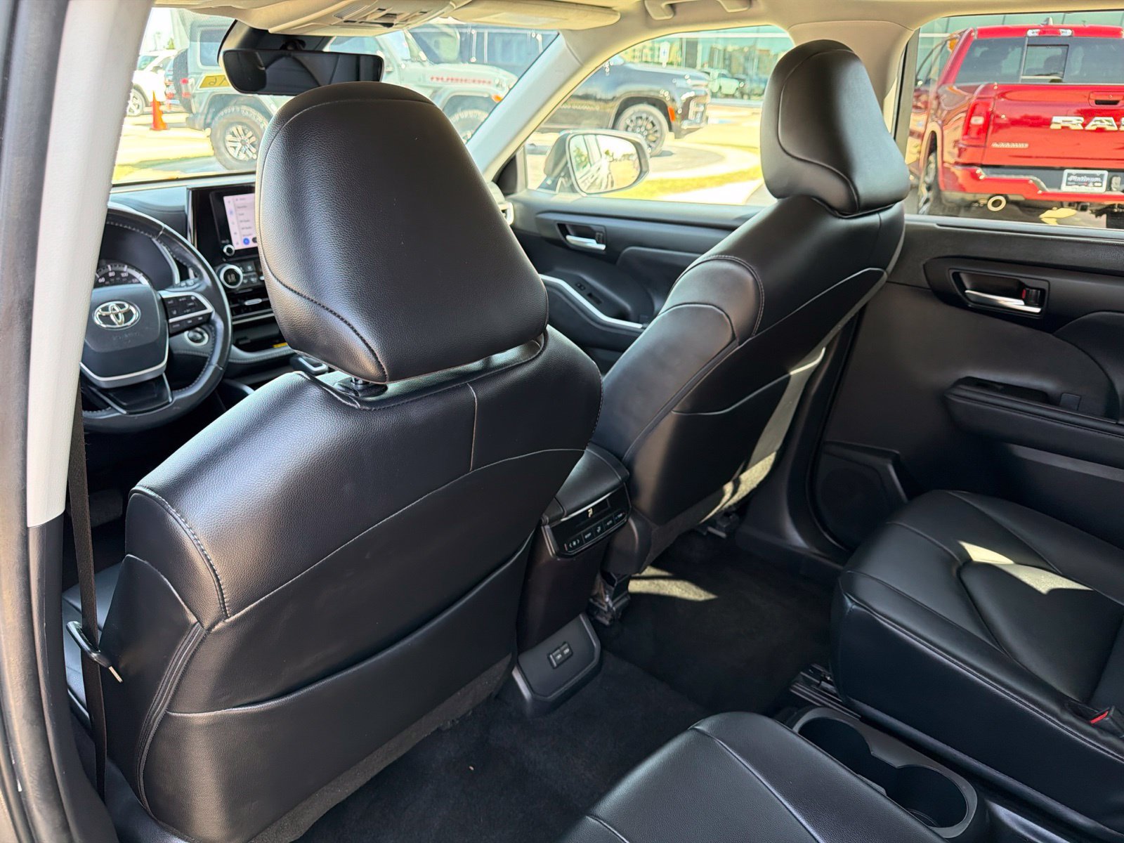 Used 2024 Toyota Highlander XLE FWD image 17
