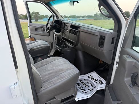 Used 2004 Chevrolet Express 1500 Passenger RWD image 11