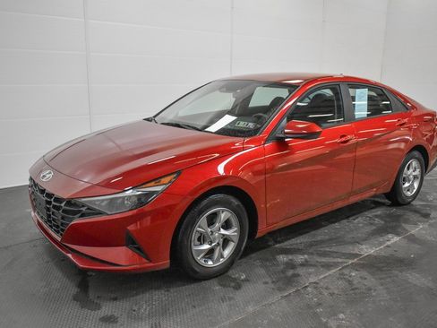 Used 2023 Hyundai Elantra SE w/ Preferred Accessory Package image 3