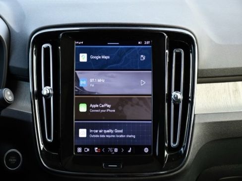 Certified 2025 Volvo XC40 B5 Plus image 24