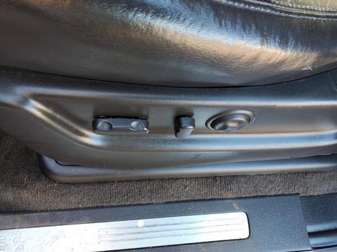 Used 2011 Cadillac Escalade AWD image 19