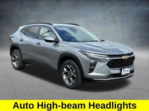 Used 2024 Chevrolet Trax LT FWD image 8