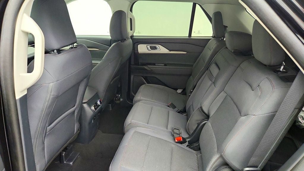Used 2025 Ford Explorer Active AWD/4WD image 22